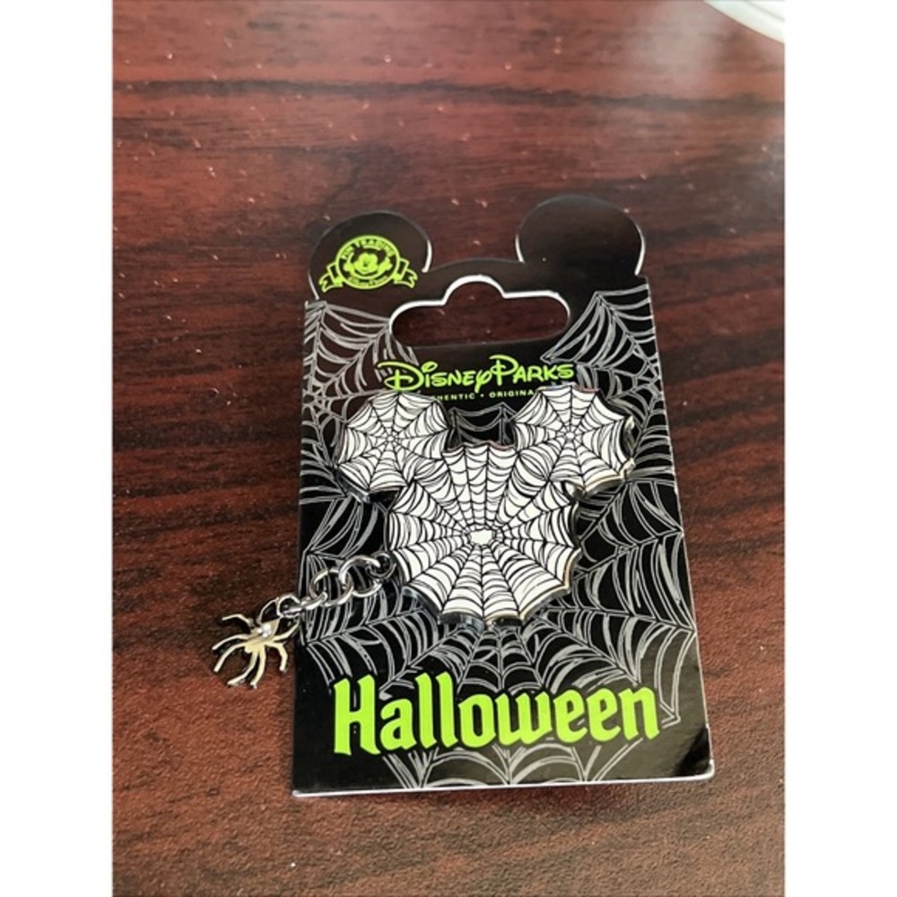Disney Mickey Icon‎ Spiderweb With Spider Halloween Pin